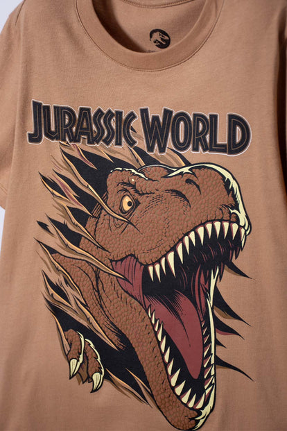 POLERA DE JURASSIC WORLD CAFÉ ESTAMPADA EN FRENTE PARA NIÑO