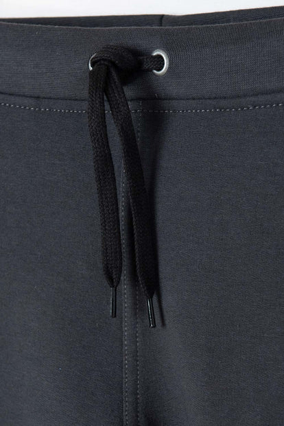 JOGGER DE MIC CON CORDÓN GRIS PARA NIÑO