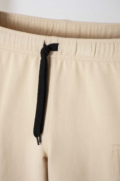 BERMUDA DE MIC CON BOLSILLOS LATERALES BEIGE PARA NIÑO