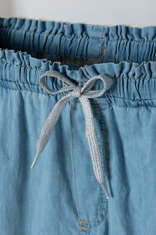 JOGGER DE MIC CON CORDÓN AZUL CLARO PARA NIÑA