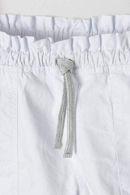 SHORT DE MIC CON CORDÓN BLANCO PARA NIÑA