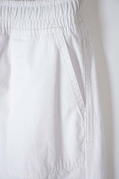 JOGGER DE MIC CON CORDÓN BLANCO PARA NIÑA