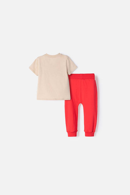 CONJUNTO LITTLEMIC CAQUI Y ROJO ESTAMPADO EN FRENTE PARA BEBÉ NIÑO